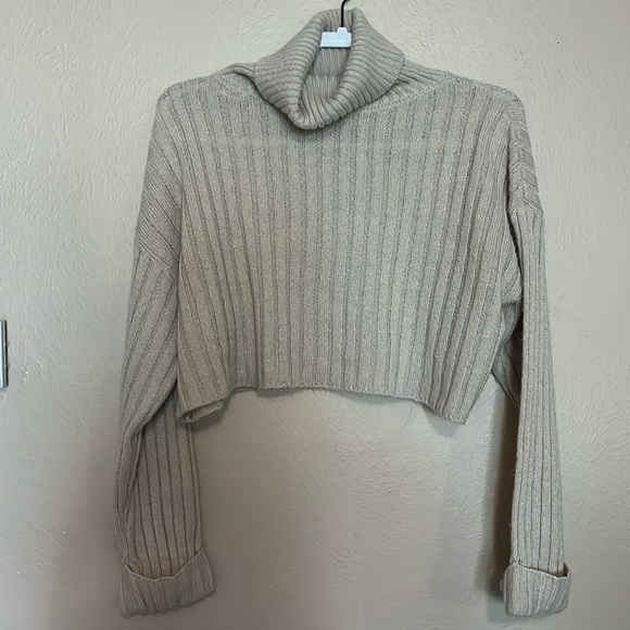 Forever 21 Sweaters - Forever 21 Drop-Sleeve Crew Sweater. Size M. Gently used